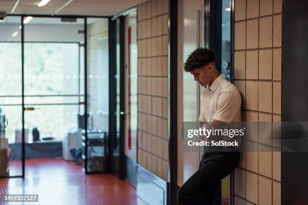 sent out the class - voortgezet onderwijs gebouw stockfoto's en -beelden