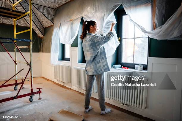 woman making home imprevement - lavori in casa foto e immagini stock