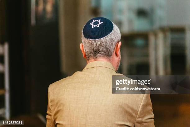 シナゴーグで祈るヤルムルケを着たユダヤ人男性 - jewish people ストックフォトと画像