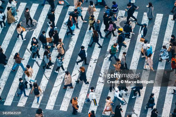 people walking at shibuya crossing, tokyo - crowded stockfoto's en -beelden