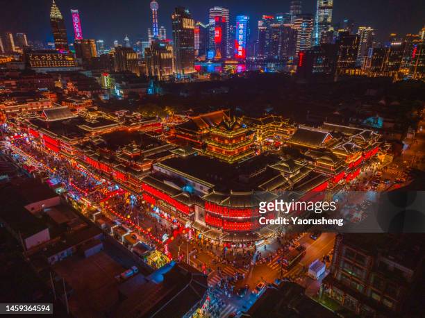 shanghai yu yuan garden at twilight duiring chinese lunar new year celebration holiday - shanghai temple stock pictures, royalty-free photos & images