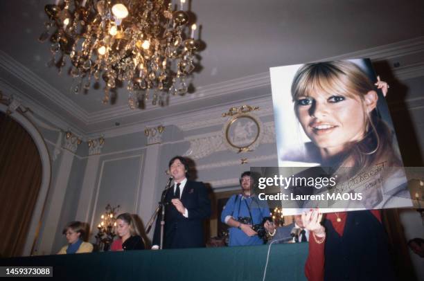 Vente aux enchères de photos de Brigitte Bardot prises par Ghislain Dussart à l'hôtel 'Georges V' de Paris, le 26 novembre 1980.