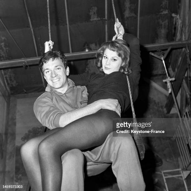 Jean-Pierre Cassel et Françoise Dorléac répétant leur numéro de trapéziste pour le Gala de l'Union des artistes, le 24 janvier 1961, à Paris.