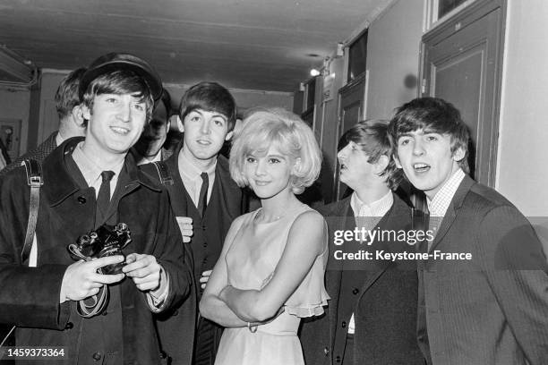 Les 'Beatles' et Sylvie Vartan dans les coulisses de l'Olympia de Paris, le 15 janvier 1964.