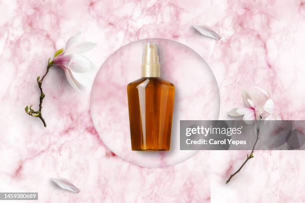 crystal bottle  mockup and flowers in marble surface - perfumería fotografías e imágenes de stock