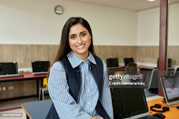 porträt einer schullehrerin anfang 30 im computerlabor - kids modern school life stock-fotos und bilder