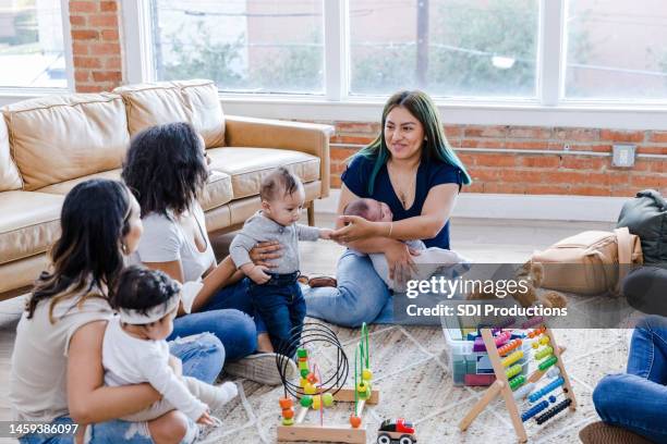 diverse mom's support group - parent support group stock pictures, royalty-free photos & images