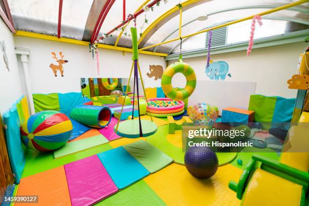 leerer spielplatz im kindergarten - indoor kids play area stock-fotos und bilder