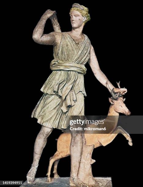 old engraved illustration of diana of versailles or artemis, goddess of the hunt - marble statue of the roman goddess diana (artemis) with a deer - diosa atenea fotografías e imágenes de stock