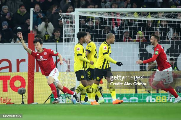 Lee Jae-Song of 1.FSV Mainz 05 celebrates after scoring their sides first goal during the Bundesliga match between 1. FSV Mainz 05 and Borussia...