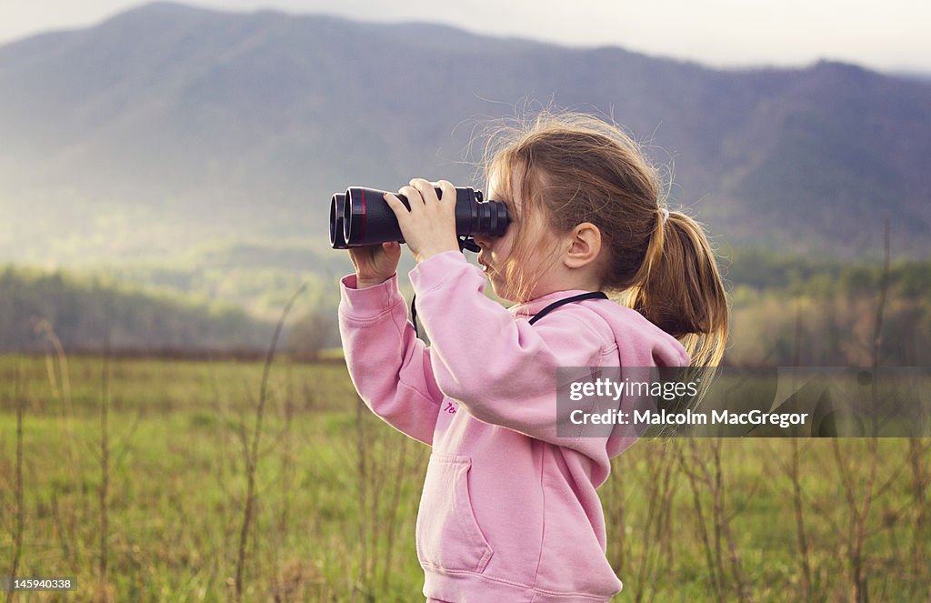 Girl lookinght through binoculars