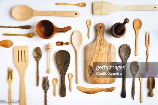 wooden kitchen utensils on white background - knolling concept - cooking utensil stockfoto's en -beelden