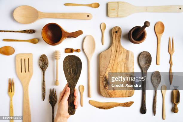 utensili da cucina in legno su sfondo bianco - concetto di knolling - spatola foto e immagini stock