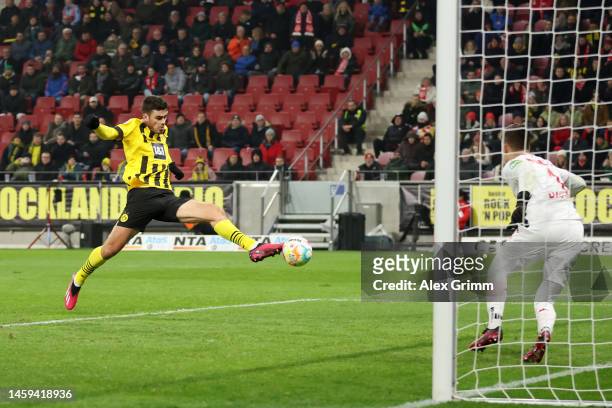 Giovanni Reyna of Borussia Dortmund scores their sides second goal during the Bundesliga match between 1. FSV Mainz 05 and Borussia Dortmund at MEWA...