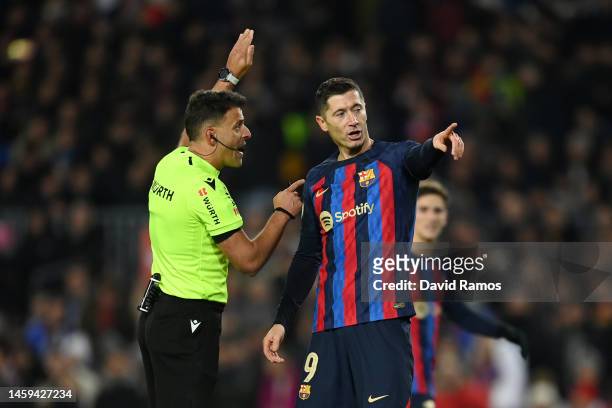 Referee Jesus Gil Manzano speaks to Robert Lewandowski of FC Barcelona during the Copa Del Rey Quarter Final match between FC Barcelona and Real...