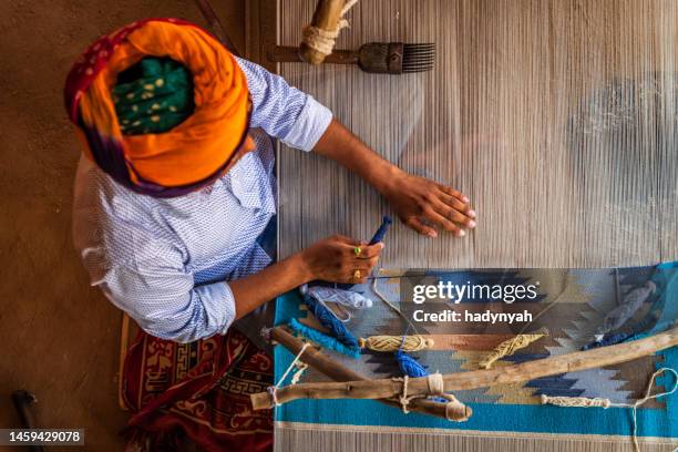 indian man weaving textiles (durry) in rajasthan - loom 個照片及圖片檔