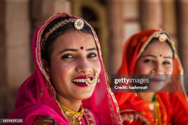jóvenes indias posando de camino a amber fort, india - indio fotografías e imágenes de stock