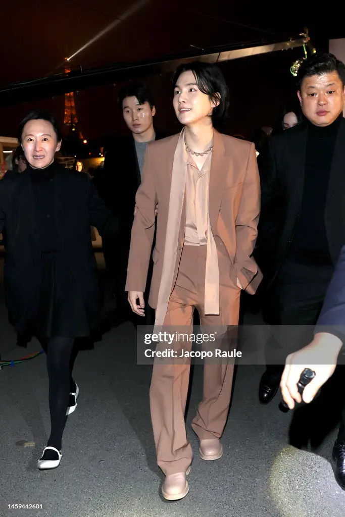 outside-arrivals-haute-couture-spring-summer-2023.webp?s=1024x1024&w=gi&k=20&c=bVB4pDc4bq_ViLSUVFKDbNfGVk3Ipd2d3Ew5QF5ZE-U=