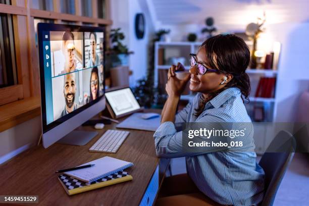 late evening video conference with colleagues - video conferencia imagens e fotografias de stock