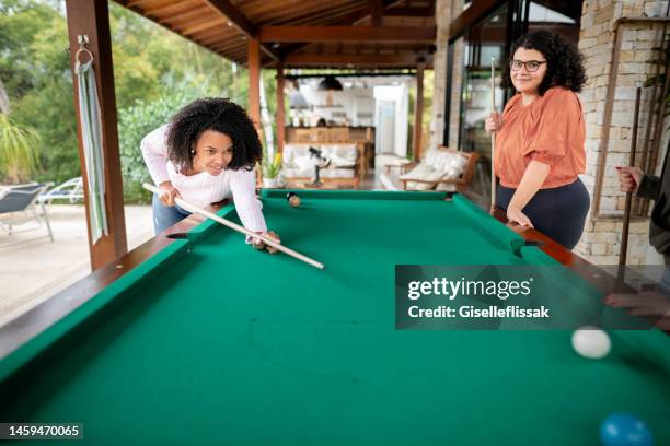 amigas sorridentes jogando sinuca juntas do lado de fora em um pátio - azar - fotografias e filmes do acervo