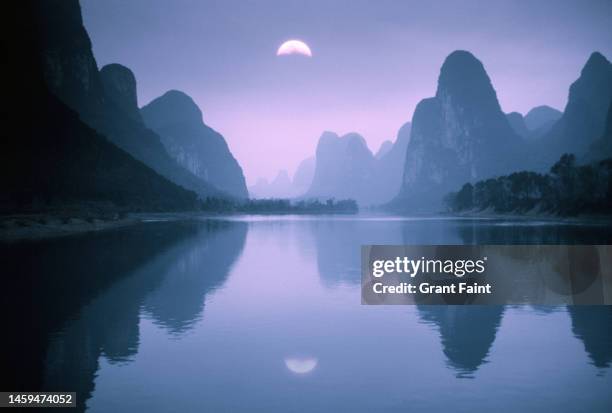 view of calm river at dawn - guilin - fotografias e filmes do acervo