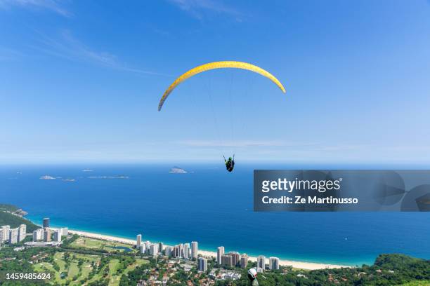 paraglider - drachenfliegen stock-fotos und bilder