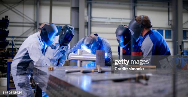 welders welding metal - last day stockfoto's en -beelden