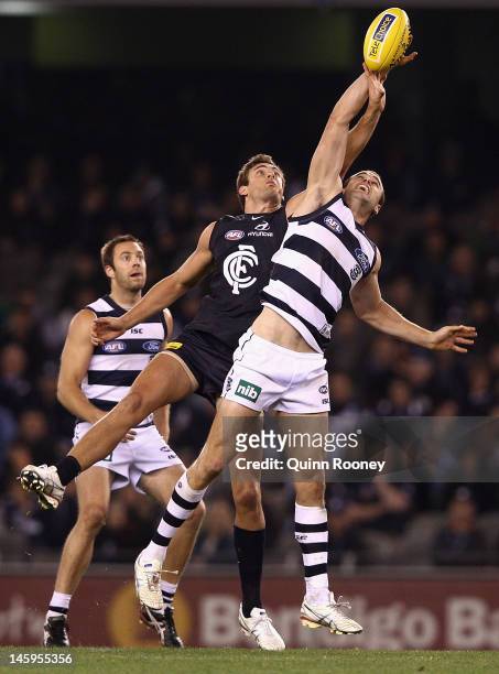 Shaun Hampson of the Blues and Trent West of the Cats contest in the ruck during the round 11 AFL match between the Carlton Blues and the Geelong...