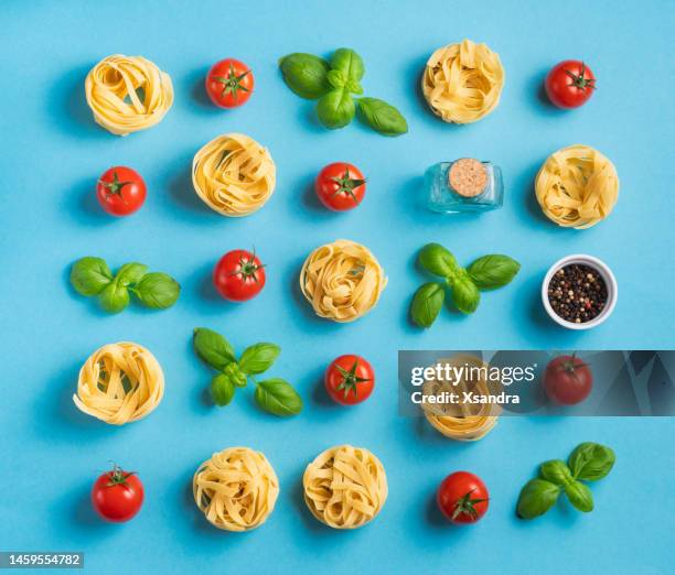 vegane pasta mit tomatensaucen-knolling-konzept - dry vegetables stock-fotos und bilder