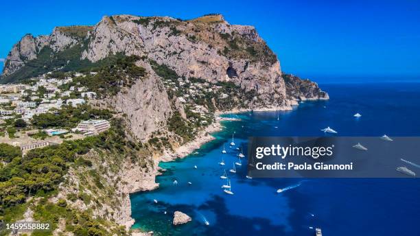 vista aérea da bela costa de verão do drone, capri, itália. - capri - fotografias e filmes do acervo