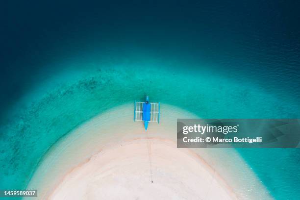 aerial view of bangka boat moored on tropical island - los alfaques location fotografías e imágenes de stock