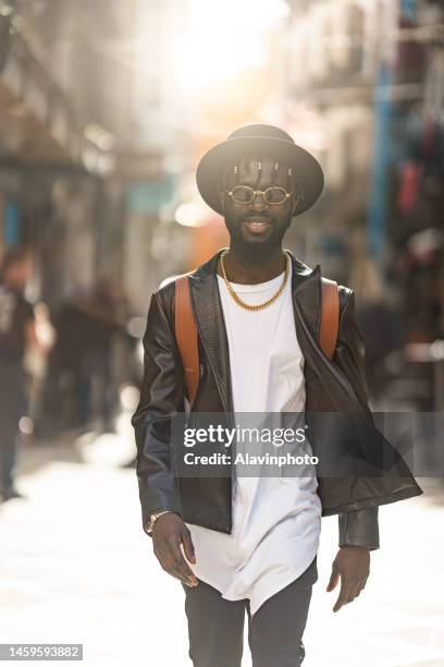 portrait of black man happy smiling - vestimenta informal stockfoto's en -beelden