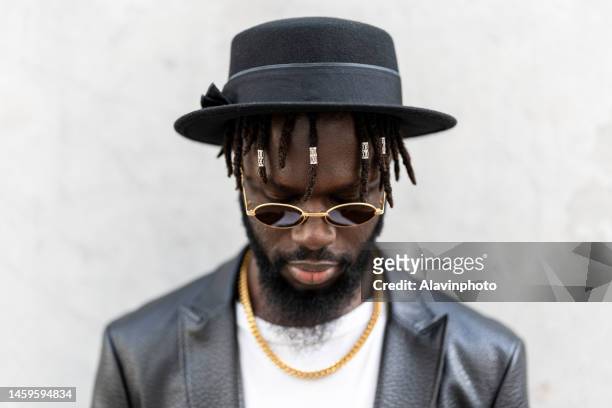 portrait of black man on a city street - vestimenta informal stockfoto's en -beelden