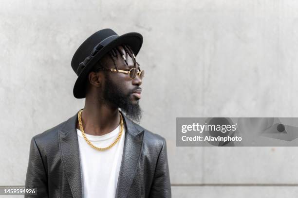 portrait of black man on a city street - vestimenta foto e immagini stock