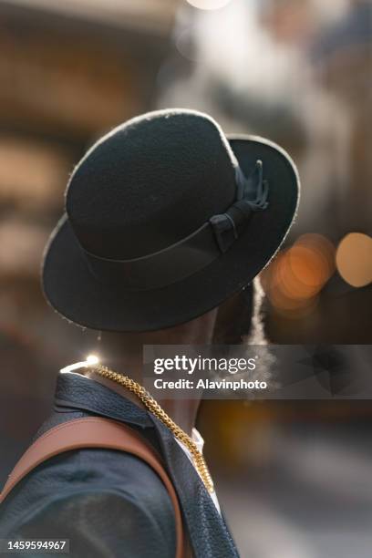 portrait of black man on a city street - vestimenta 個照片及圖片檔