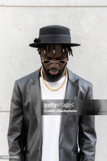 portrait of black man on a city street - vestimenta foto e immagini stock