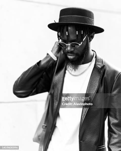 portrait of black man on a city street - vestimenta foto e immagini stock