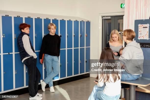 teenage kids in school locker room - school locker room stock pictures, royalty-free photos & images