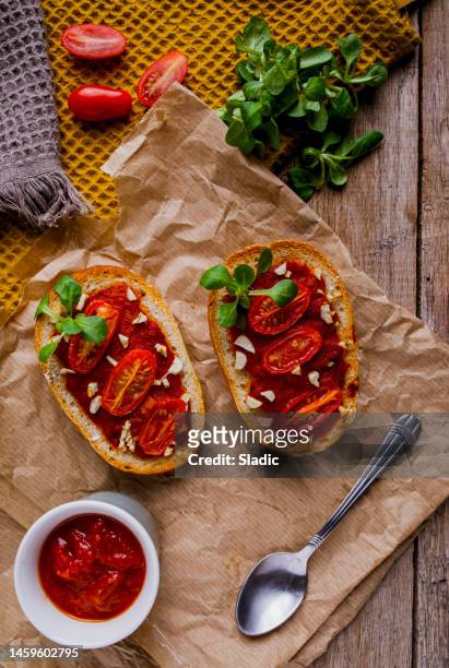 チェリートマト、チーズ、野菜の自家製パンから作られたおいしいブルスケッタ - チャバッタ ストックフォトと画像