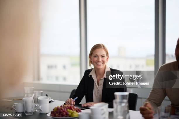 smiling woman at business meeting - styrelse bildbanksfoton och bilder