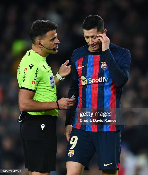 Referee Jesus Gil Manzano speaks to Robert Lewandowski of FC Barcelona during the Copa Del Rey Quarter Final match between FC Barcelona and Real...