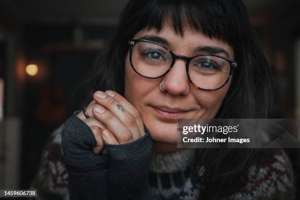 portrait of beautiful young woman - selective focus imagens e fotografias de stock