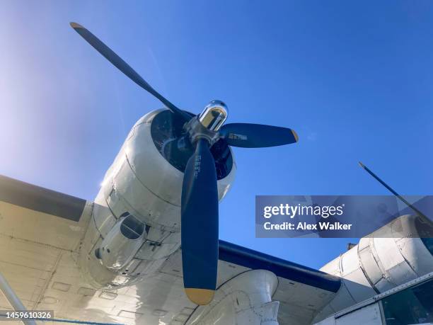 radial engine with propeller blades against blue sky. - aspas fotografías e imágenes de stock