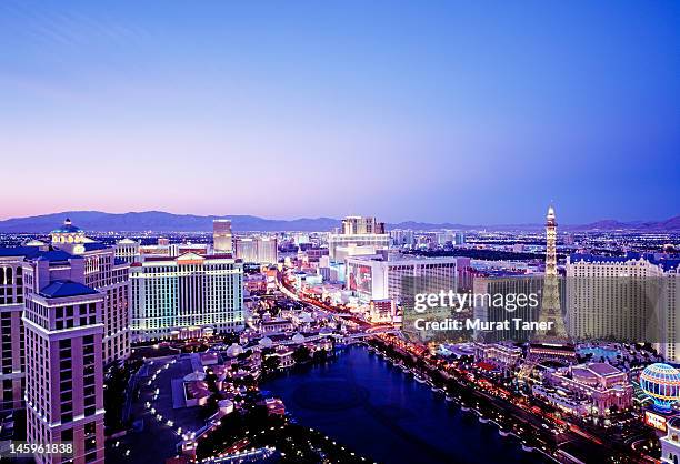 the strip, las vegas, nevada - las vegas fotografías e imágenes de stock