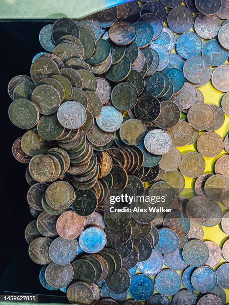 large pile of uk coins - giant slot machine stock pictures, royalty-free photos & images