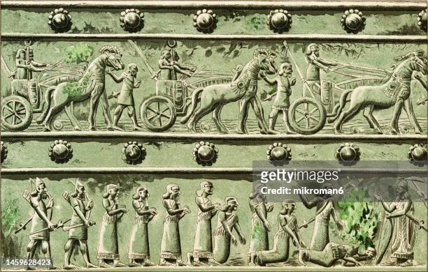 old engraved illustration of bronze door reliefs of shalmaneser iii, tell balawat (imgur-enlil) - mesopotamian art - fotografias e filmes do acervo