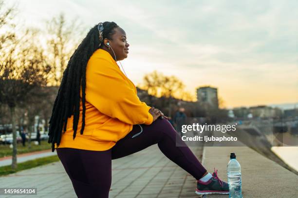 female woman stretching outdoors - active lifestyle overweight stock pictures, royalty-free photos & images