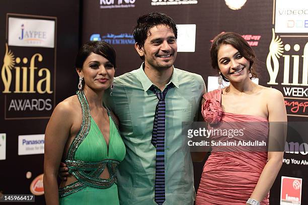 Indian actor Jaideep Ahlawat poses with Bollywood actresses, Pooja Kumar and Andrea Jeremiah on the green carpet during the IIFA Rocks Green Carpet...