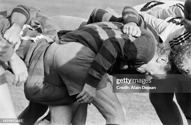 Portrait d'Haroun Tazieff, volcanologue français jouant au Rugby. Haroun Tazieff était un joueur et grand amateur de Rugby, il évoluait au poste de...