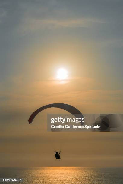 paragliding on a sunny afternoon - water glide stockfoto's en -beelden